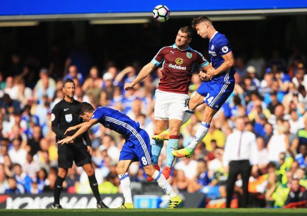 Cahill, despejando un balón ante Sam Vokes | Foto: Chelsea FC