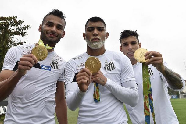 Gabigol shows off his gold medal and gold medal inspired blonde beard | Photo: @gabigol