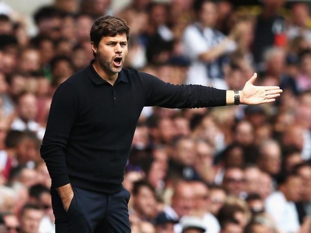 Pochettino gives instructions to his players on the touchline | Photo: Getty