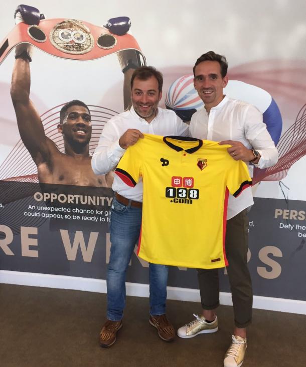 ​Sven Kums posa con la camiseta del Watford antes de ser cedido al Udinese. / Foto: @WatfordEsp