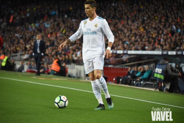 Cristiano Ronaldo conduciendo el balón en el Camp Nou | Foto: Noelia Déniz (VAVEL)
