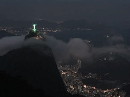 No Rio de Janeiro, o Cristo Redentor foi iluminado por cores verdes (Foto: reprodução)