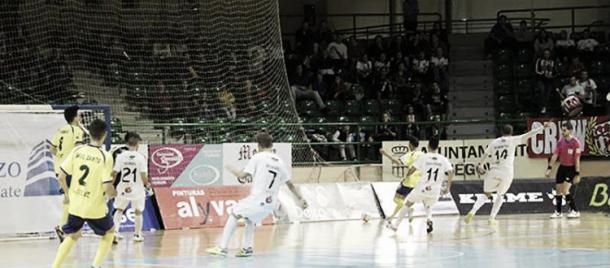 Jugadores de Segovia y Gran Canaria observan la decisión del colegiado | Foto: Segovia Futsal
