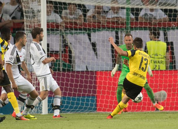 Guerreiro scores the fifth. | Photo: Ruhr Nachrichten/dpa