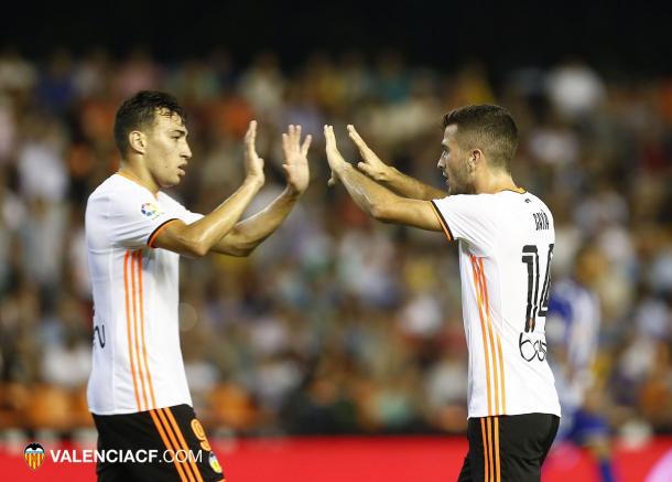 Munir y Gayá se felicitan por la victoria | Foto: Valencia CF