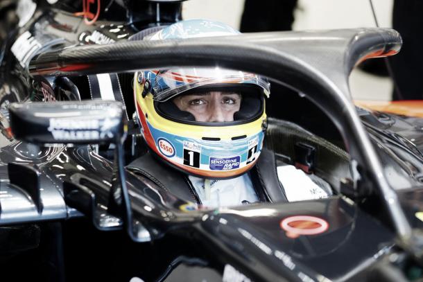 Fernando Alonso ha probado el 'halo' en los Libres 1 | Foto: @McLarenF1