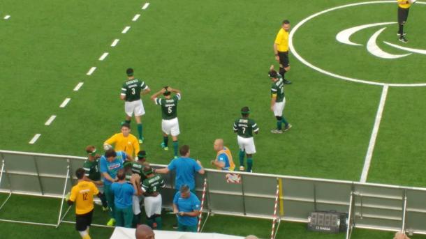 Momento da comemoração dos brasileiros após o gol do Ricardinho (Foto: Pedro Henrique Guimarães/VAVEL Brasil)