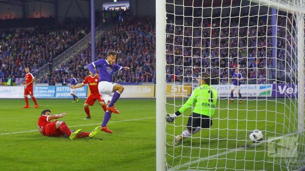 Skarlatidis scores to put Aue 2-1 up. | Photo: Bundesliga