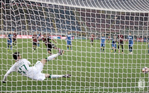 Il penalty di Carlos Bacca | Foto: @acmilan