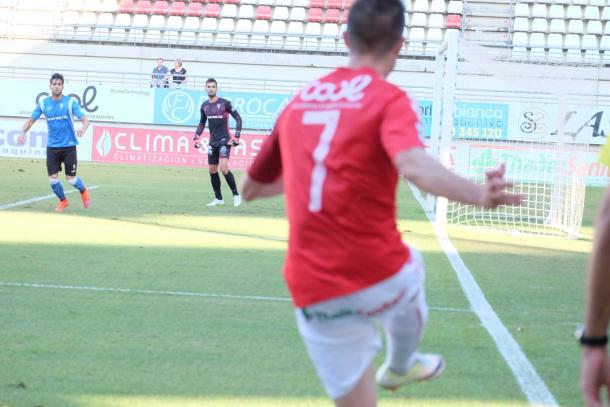 Titi saca un córner | Foto: Real Murcia