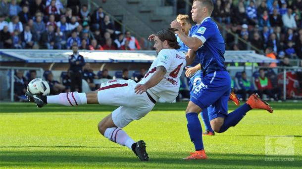 Dave Bulthuis battled for the ball. | Photo: Bundesliga