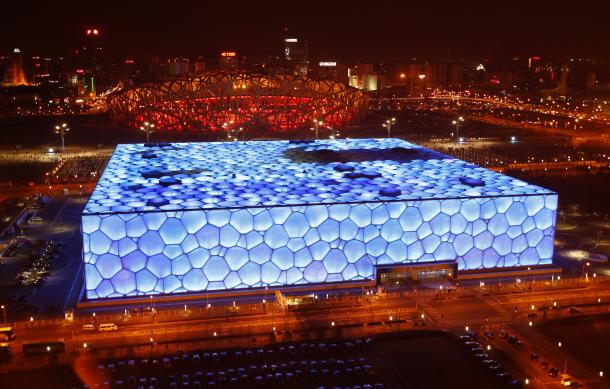 El denominado 'cubo de agua' de Pekín 2008, junto al Estadio Olímpico. | Foto: Olympic