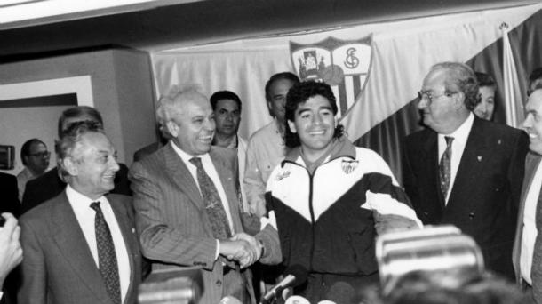 Maradona durante su presentación con el Sevilla / (Fuente: Batallas Épicas)