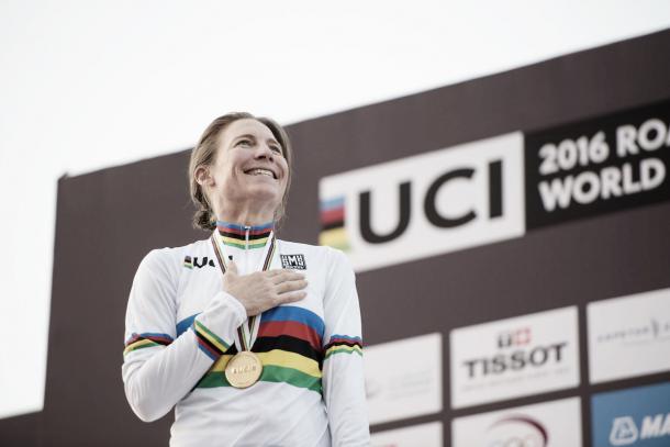 Neben en el podium como campeona del mundo | Foto: UCI