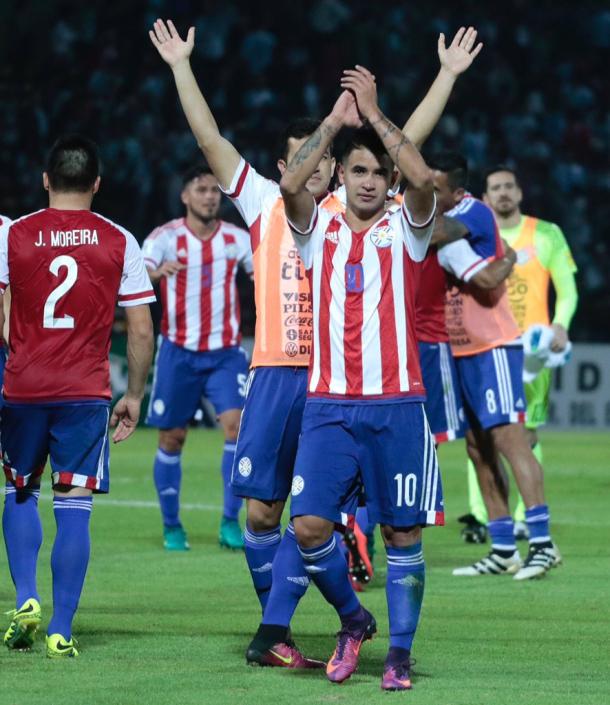 Derlis Gonzalez raccoglie l'abbraccio dei propri tifosi. | Fonte immagine: Twitter Seleccion Paraguaya