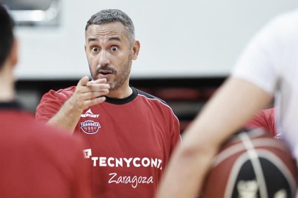 Cuspinera dirigiendo un entrenamiento / Foto: Basket Zaragoza
