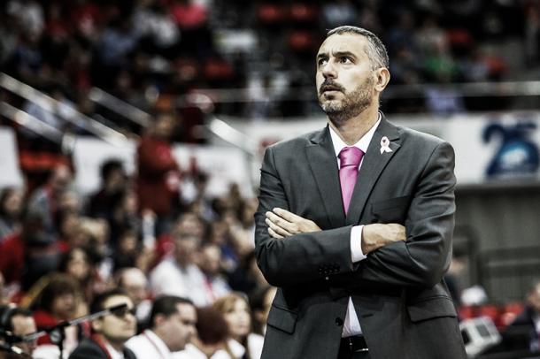 Cuspinera pensativo en el banquillo/ Foto: Basket Zaragoza