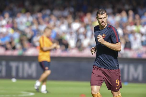 Dzeko calienta sobre el verde de San Paolo. / Foto: @OfficialASRoma