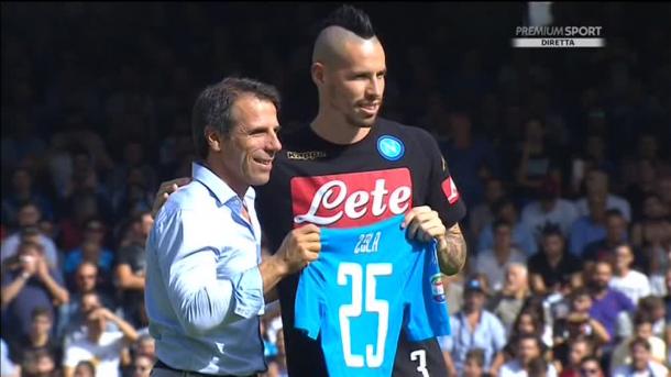 Hamsik posa con Gianfranco Zola. / Foto: @sscnapoli