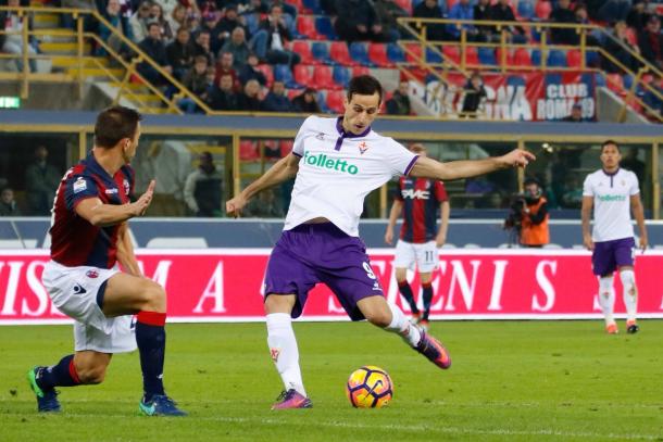 Kalinić intenta disparar a puerta ante la presencia de un jugador del Bologna | ACF Fiorentina