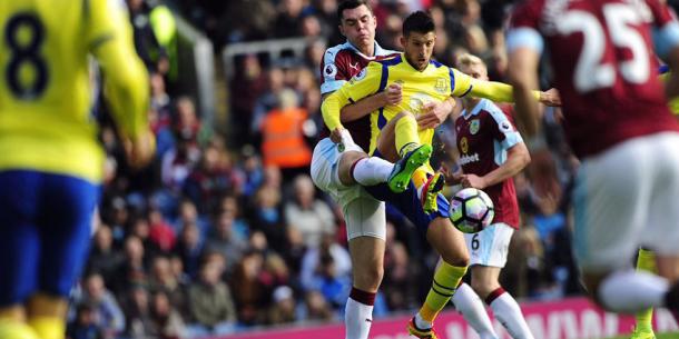 Keane pelea el balón con Mirallas. | @Foto: @BurnleyOfficial