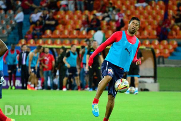 Independiente Medellín hace el calentamiento en el terreno de juego. | Foto: @DIM_Oficial