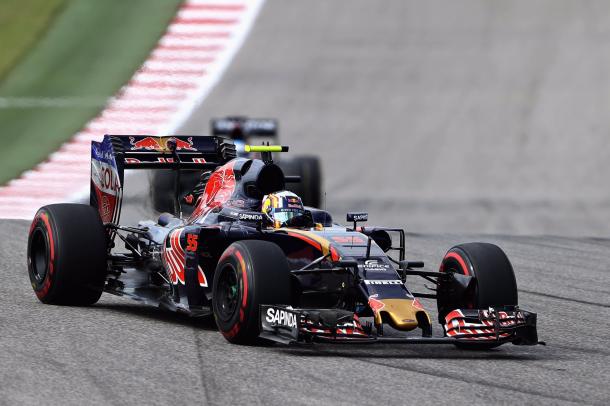 Carlos Sainz por delante de Fernando Alonso | Foto: Toro Rosso Spy
