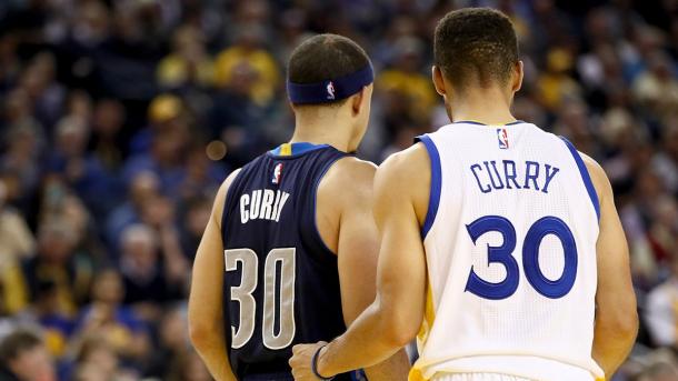 Irmãos Curry se enfrentaram pela primeira vez na temporada (Foto: Divulgação/NBA)