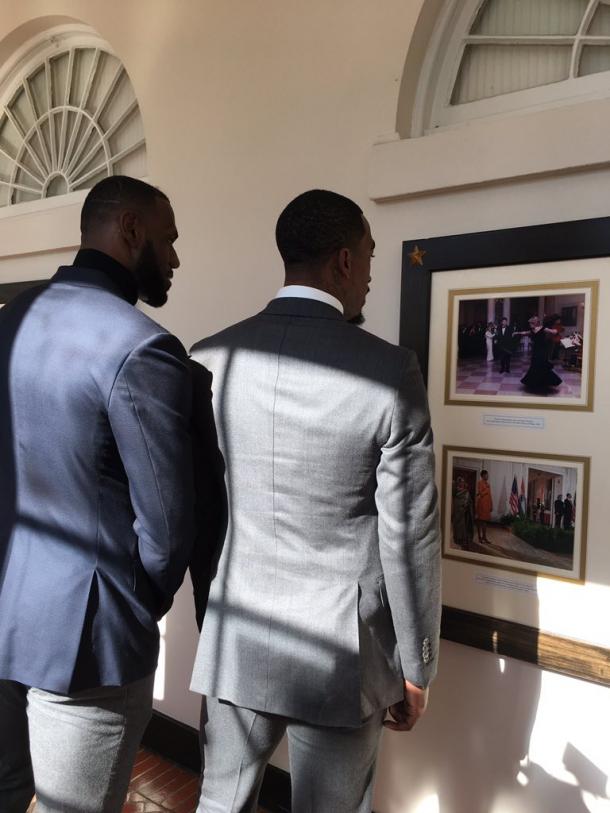 LeBron James (a esquerda) e J.R. Smith durante a visita na Casa Branca (Foto: Divulgação/NBA)