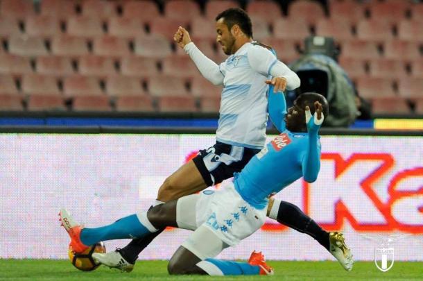 Koulibaly corta una peligrosa subida de Felipe Anderson | Foto: SS Lazio