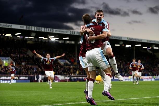 Barnes celebrates with his teammates (photo: Twitter/Burnley FC)