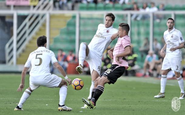Bonaventura y Pašalić pugnan por el balón con Cionek | Foto: AC Milan
