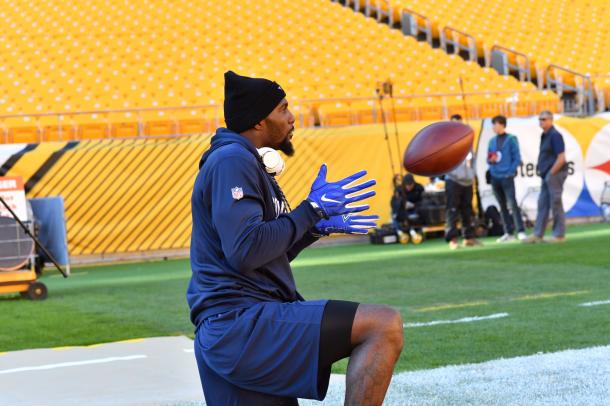 Dez Bryant out on the field warming up (Photo: @dallascowboys/ twitter)