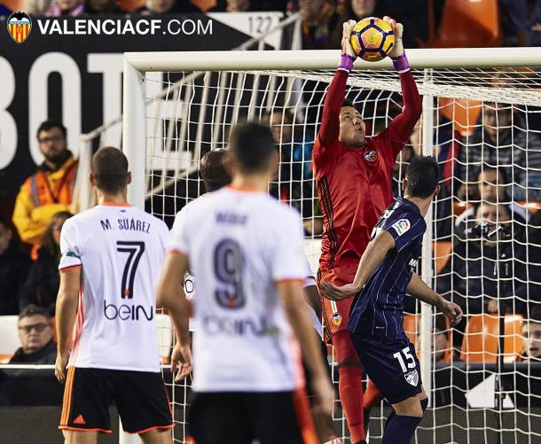 Alves no pudo frenar al Málaga | Foto: Valencia CF