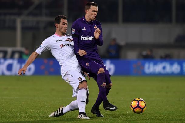 Iličić intenta controlar el balón ante la presión de un jugador rosanero | US Palermo