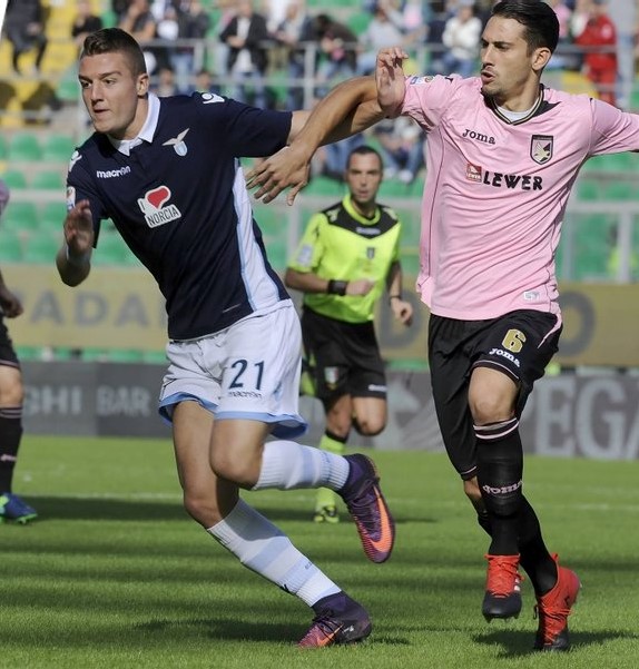 Milinkovic-Savic y Goldaniga pelean el balón. | Foto: Lazio