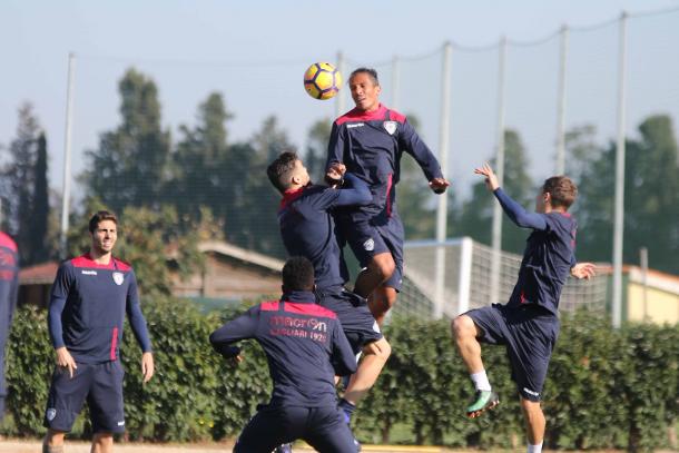 La rifinitura dei rossoblù. | Fonte: twitter.com/CagliariCalcio