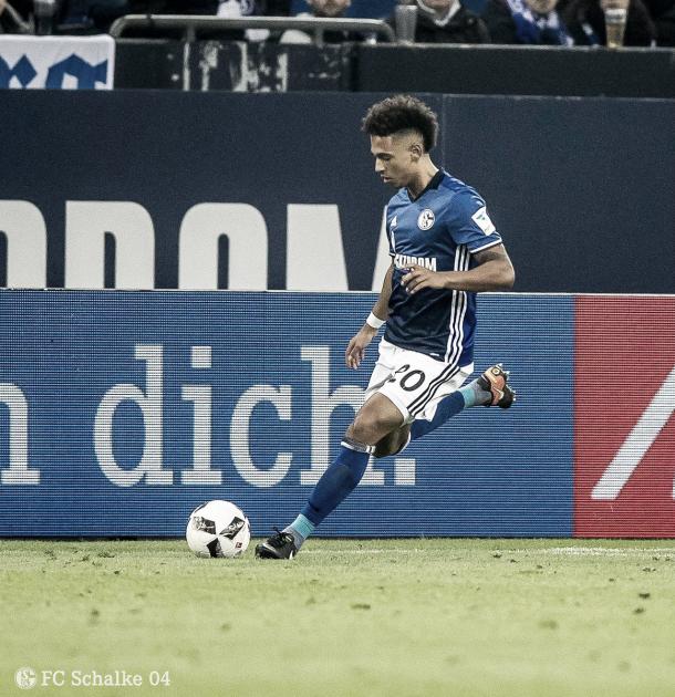 El debutante Kehrer durante el partido | Foto: Schalke 04