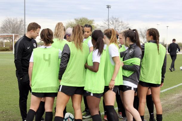 The Houston Dash prep for an intrasquad scrimmage. | @HoustonDash