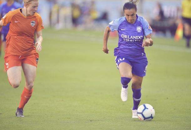 Claire Polkinghorne (left) shadows Marta (right) in the match on Sunday. | Photo: isiphotos.com via @ORLpride