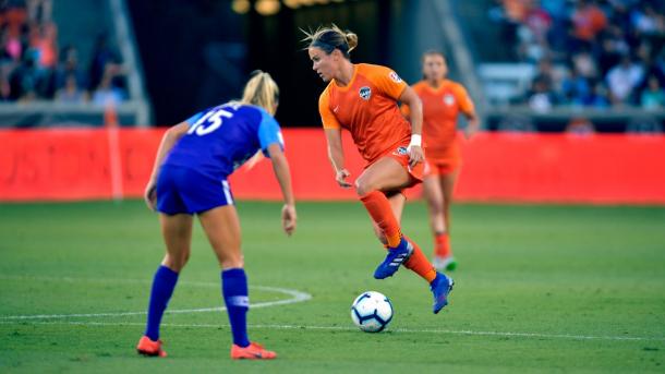 Christine Nairn looks to keep possession against Orlando | Photo: @HoustonDash