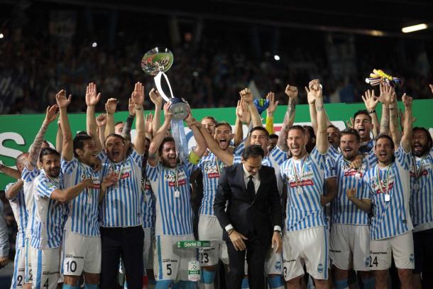 Los jugadores de la SPAL celebran el título de campeones de Serie B. / Foto: @spalferrara