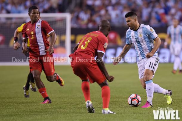 Argentina's Sergio Aguero (Right) attempting to get by the Panamanian defender in the Copa America Centenario group stage match. Photo provided VAVEL USA.