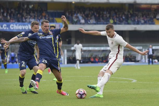 Dzeko haciendo el gol que igualaba la cifra de Enrico Guaita ante el Chievo | Foto: AS Roma