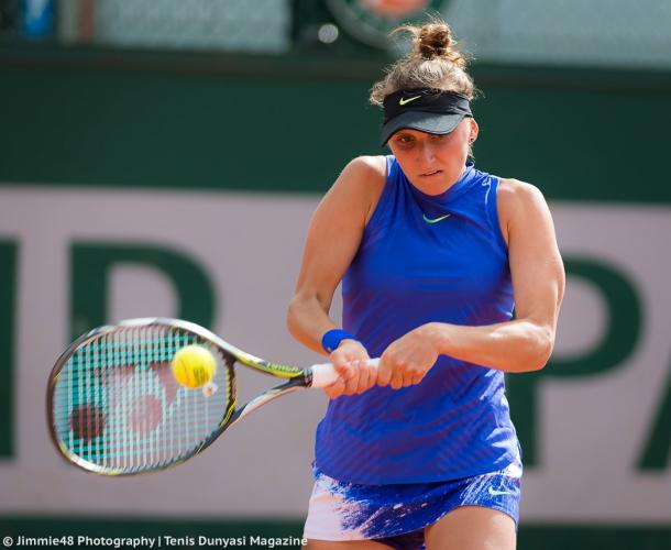 Marketa Vondrousova hits a forehand during her first-round victory over Amandine Hesse at the 2017 French Open. | Photo: Jimmie48 Tennis Photography