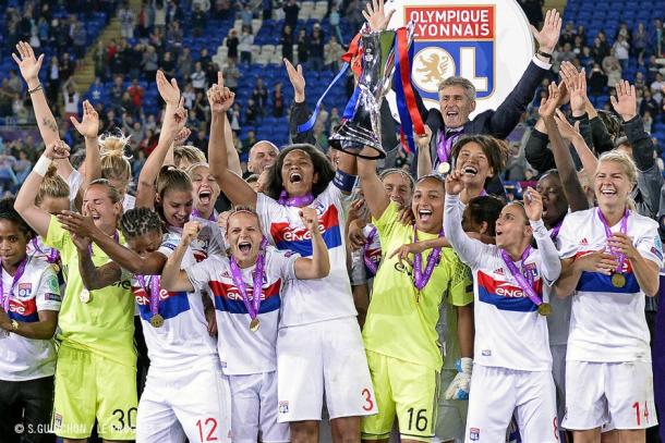 Morgan celebrates lifting the UWCL trophy with her teammates | Source: S. Guichon-Le Progres