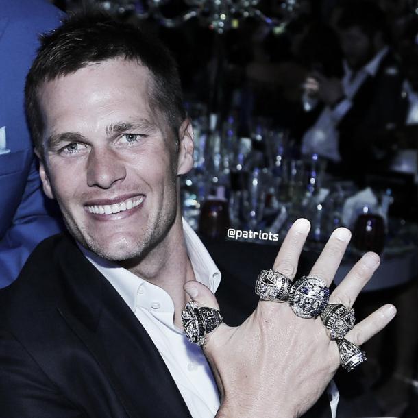 Tom Brady exibe seus cinco anéis. Foto: Reprodução/ Twitter New England Patriots 