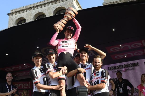 Tom Dumoulin celebrando con sus compañeros el Giro de Italia | Fuente: Giro de Italia