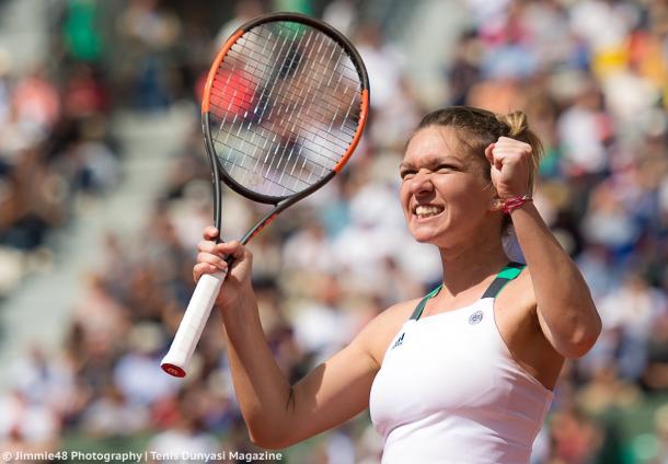 Simona Halep looks at her box in delight after claiming the win | Photo: Jimmie48 Tennis Photography