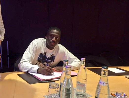 Konaté puts pen to paper. | Photo: RB Leipzig.